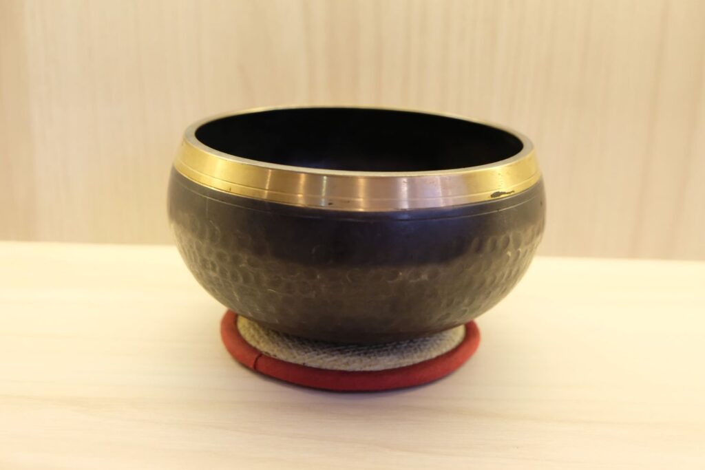 hammered-black-bowl-side