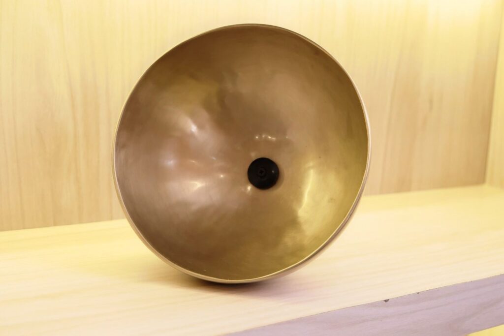 handle-singing-bowl-inside